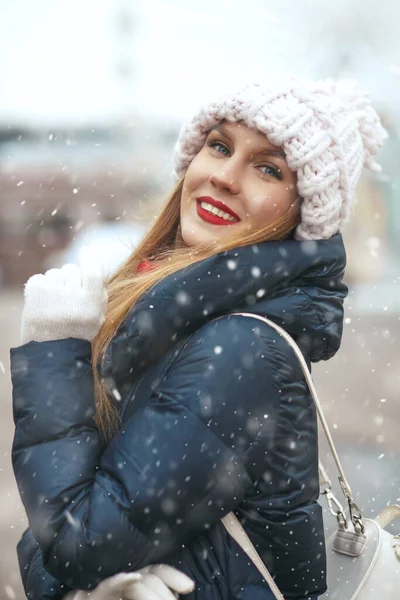 Cheerful Blond Woman Wearing Knitted Cap Walking City Snowfall Space — Stock Photo, Image