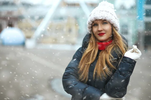 雪の中 ニット帽をかぶったスタイリッシュなブロンドの女性が街を歩く テキストのスペース — ストック写真