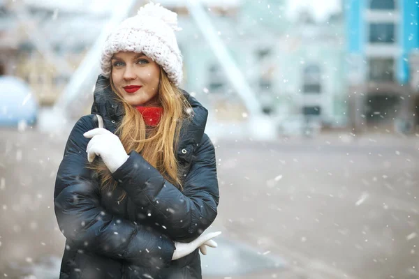 Charming Blond Woman Wearing Knitted Cap Walking City Snowfall Space — Stockfoto