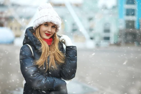 Magnificent Blond Woman Wearing Knitted Cap Walking City Snowfall Space — Stockfoto