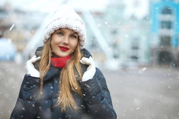 Потрясающая Блондинка Вязаной Кепке Гуляющая Городу Время Снегопада Пространство Текста — стоковое фото