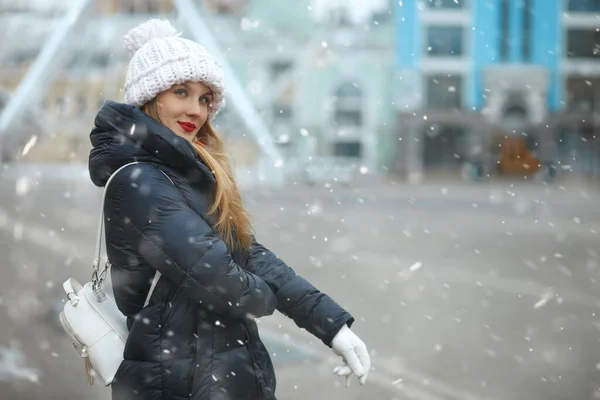 Awesome Blond Woman Wearing Knitted Cap Walking City Snowfall Space — Stockfoto