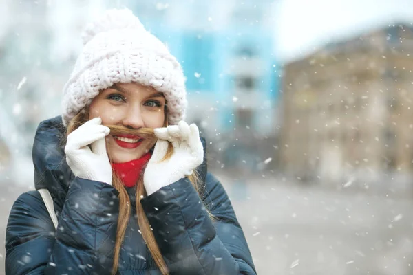 Positive Blond Woman Wearing Knitted Cap Walking City Snowfall Space — Stock Photo, Image