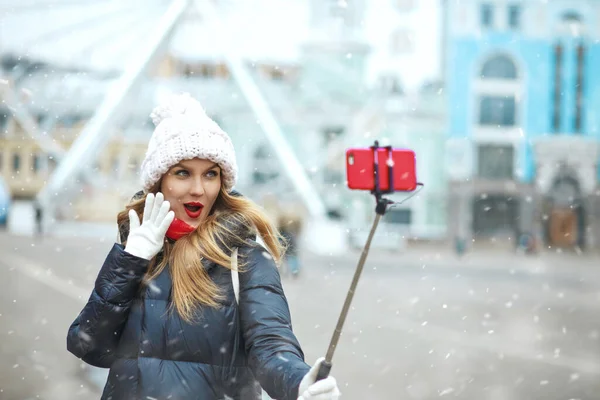 Mulher Loira Encantadora Com Cabelos Longos Tomando Selfie Uma Praça — Fotografia de Stock
