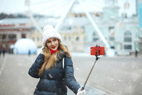 Glada Blonda Kvinna Med Långt Hår Tar Selfie Ett Centralt — Stockfoto