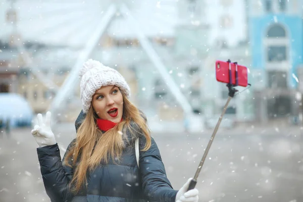 Podekscytowana Blondynka Długimi Włosami Robiąca Selfie Centralnym Placu Miasta Podczas — Zdjęcie stockowe