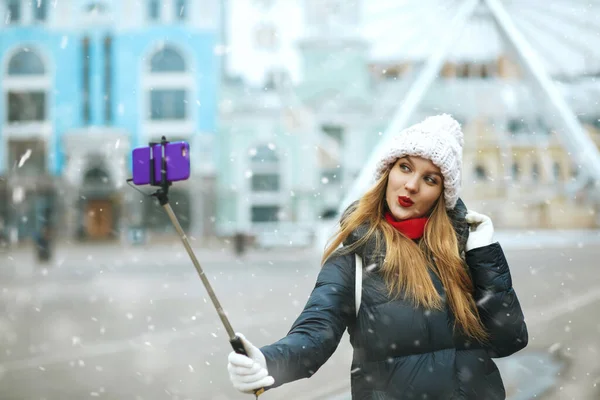 Flirty Blond Woman Long Hair Taking Selfie Central City Square — Stock Photo, Image