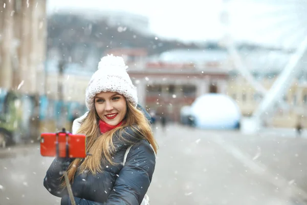 Emotional Blond Woman Long Hair Taking Selfie Central City Square — Stock Photo, Image