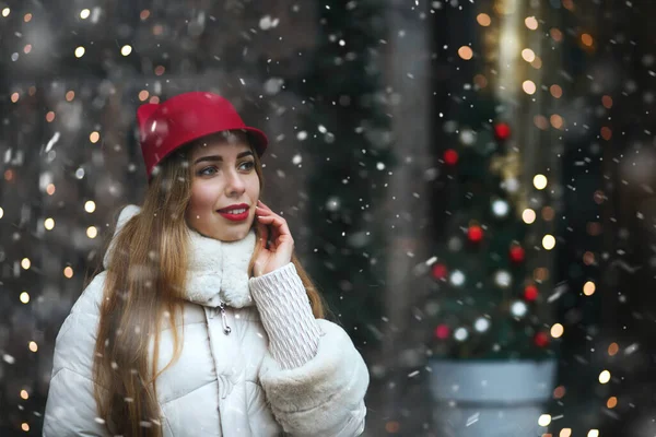 Привлекательная Молодая Женщина Носит Красную Шапочку Идущую Улице Украшенную Гирляндами — стоковое фото