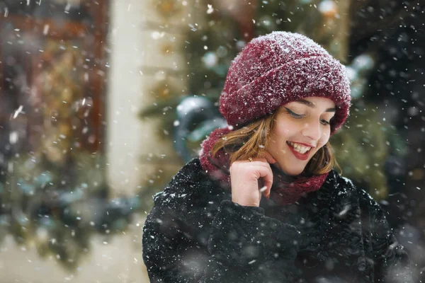 Cheerful Young Woman Wears Red Cap Walking City Snowfall Empty — Stock Photo, Image