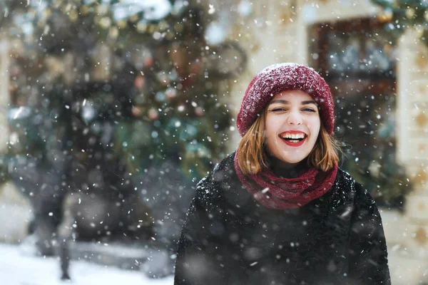 Laughing Young Woman Wears Red Cap Walking City Snowfall Empty — Stock Photo, Image