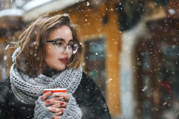 Lovely Young Woman Wears Knitted Scarf Glasses Walking City Snowfall — Stock Photo, Image