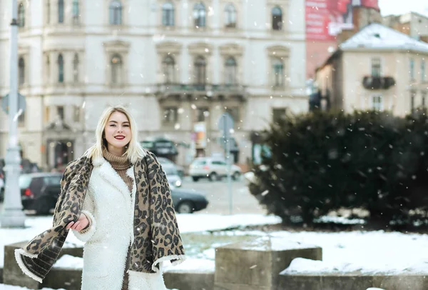 Jovem Elegante Usa Cachecol Quente Andando Cidade Durante Queda Neve — Fotografia de Stock