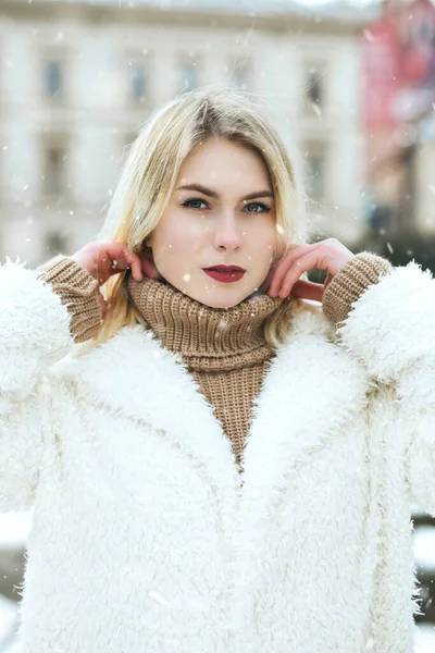 Stijlvolle Jonge Vrouw Draagt Winterjas Wandelen Stad Tijdens Sneeuwval Lege — Stockfoto