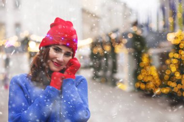 Çekici genç bir kadın kış tatilini kar yağarken Noel panayırında geçiriyor. Metin için boşluk