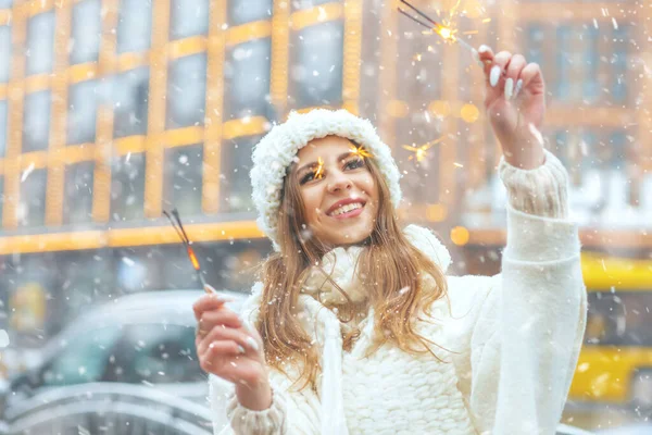 Wesoła Blondynka Zimowej Odzieży Bawiąca Się Ogniem Podczas Opadów Śniegu — Zdjęcie stockowe