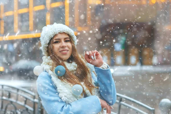 Adorable Blond Woman Having Fun Christmas Street Fair Snowfall Empty — Stock Photo, Image
