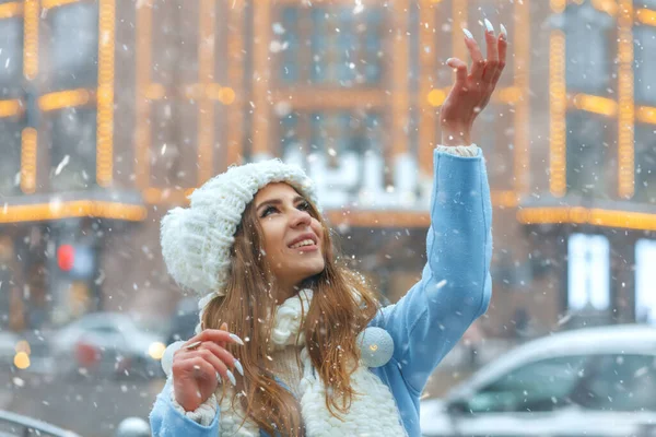 Charming Blond Woman Having Fun Christmas Street Fair Snowfall Empty — Stock Photo, Image