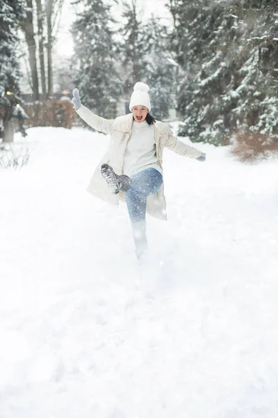 Mulher Morena Alegre Brincando Com Neve Parque Inverno — Fotografia de Stock