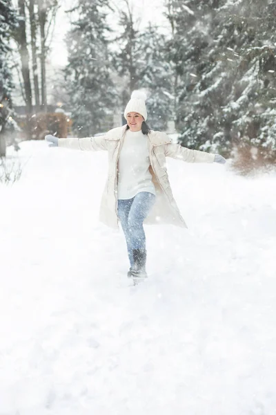 面白いブルネット女性遊びとともに雪でザ冬の公園 — ストック写真