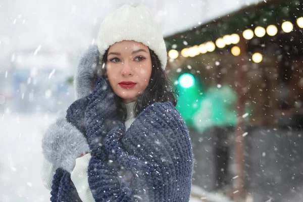 Adorável Jovem Mulher Usa Chapéu Branco Andando Parque Inverno Durante — Fotografia de Stock
