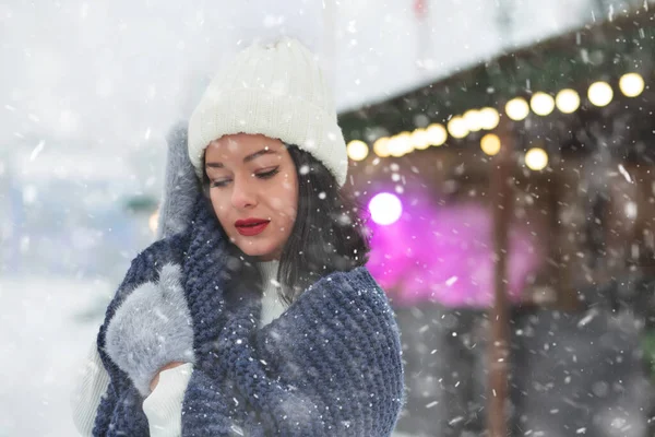 Υπέροχη Νεαρή Γυναίκα Φοράει Λευκό Καπέλο Πόδια Στο Χειμερινό Πάρκο — Φωτογραφία Αρχείου