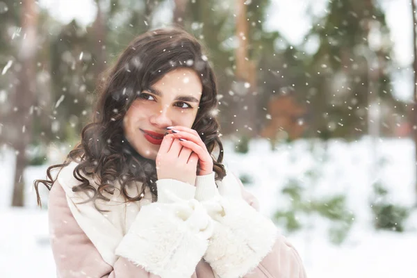 Charming Curly Brunette Woman Wears Warm Coat Walking Forest Snowfall — Stock Photo, Image