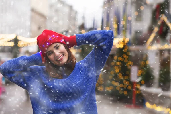 可爱的年轻女子在雪天的圣诞集市上度过寒假 案文的篇幅 — 图库照片