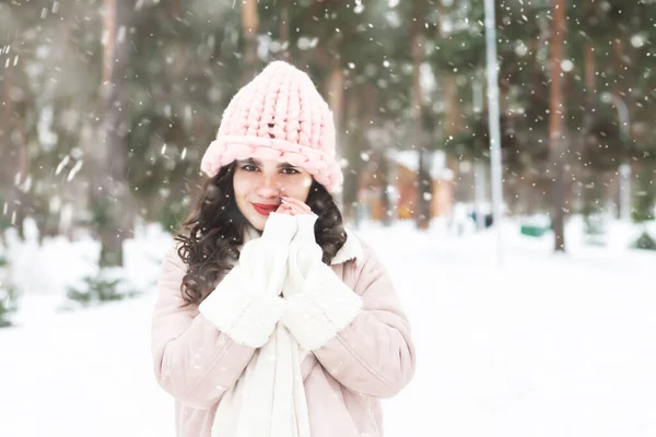 Pleased Curly Brunette Woman Wears Warm Coat Walking Forest Snowfall — Stock Photo, Image