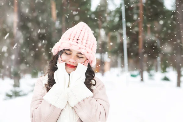 Romantic Curly Brunette Woman Wears Warm Coat Walking Forest Snowfall — Fotografia de Stock