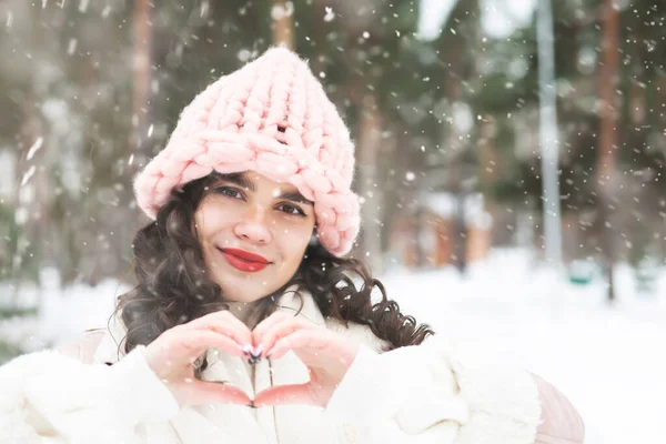 Lovely Curly Brunette Woman Showing Heart Sign Forest Snowfall Empty — Fotografia de Stock