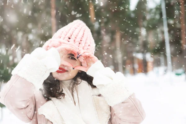 Cool Curly Brunette Woman Showing Heart Sign Forest Snowfall Empty — Fotografia de Stock