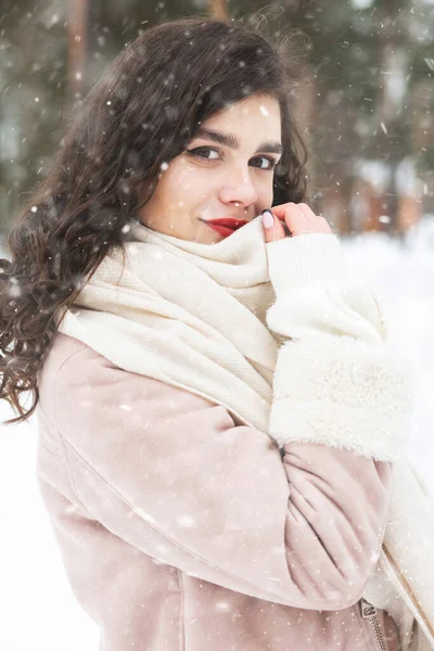 Stylish Curly Brunette Woman Wears Warm Coat Walking Forest Snowfall — Fotografia de Stock