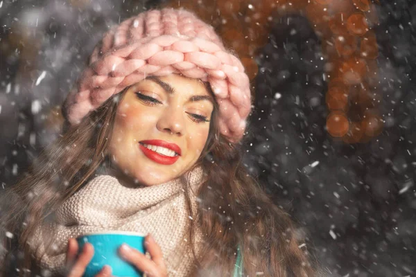 Attractive Young Woman Drinking Coffee Winter Fair Snowfall Empty Space — Stock Photo, Image
