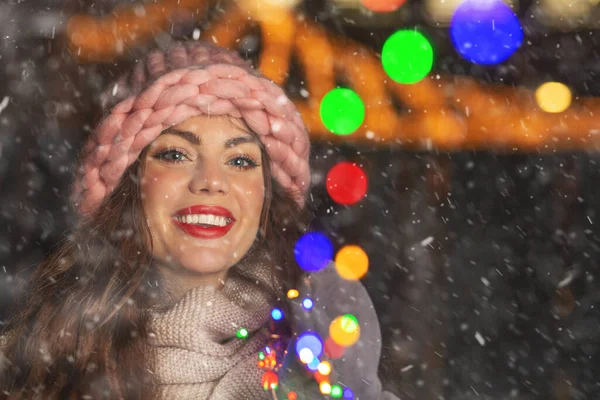 Cheerful Young Woman Enjoying Snow Posing Garlands City Empty Space — Stock Photo, Image