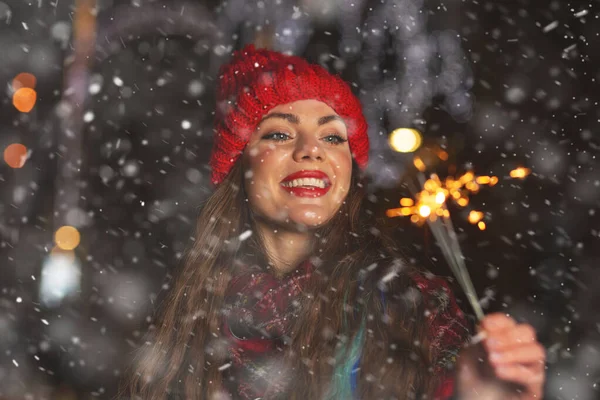 Lovely Young Woman Playing Sparklers Street Snowfall — 图库照片