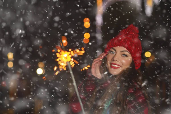 Wonderful Young Woman Playing Sparklers Street Snowfall — Stock Photo, Image