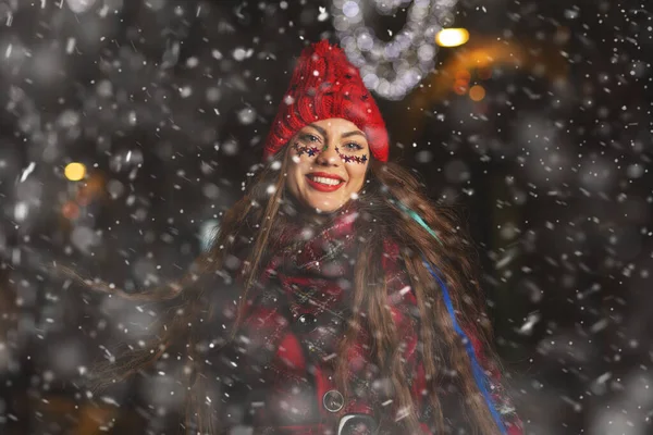 Attractive Young Long Haired Woman Enjoying Snowy Weather Christmas Fair — Stock Photo, Image
