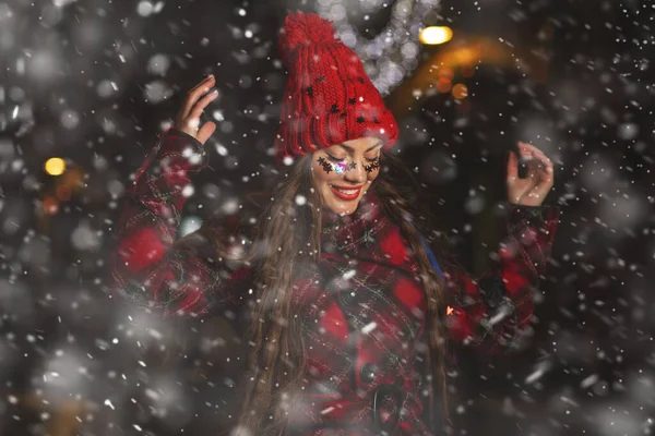 在圣诞集市上 年轻有趣的长发女子享受着雪天 — 图库照片