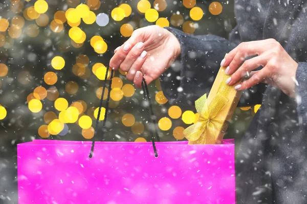 Frauenhand Holt Eine Geschenkbox Aus Der Einkaufstasche Hintergrund Des Bokeh — Stockfoto