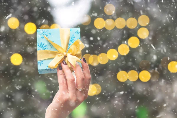 Female Hands Holding Small Gift Box Christmas Tree Background Bokeh — Stock Photo, Image