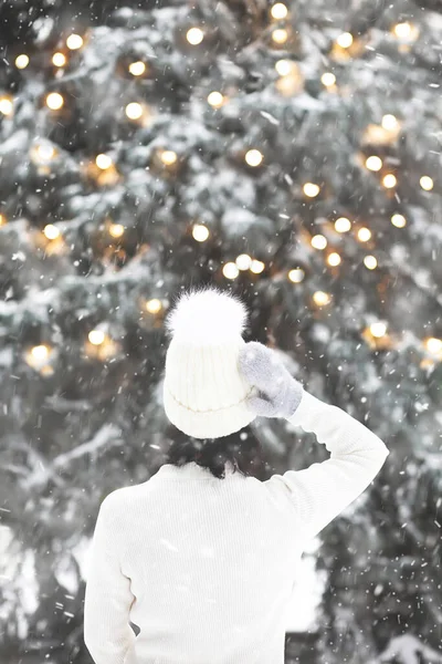 Rear View Lovely Woman Wears Sweater Hat Looking Pine Tree — стоковое фото