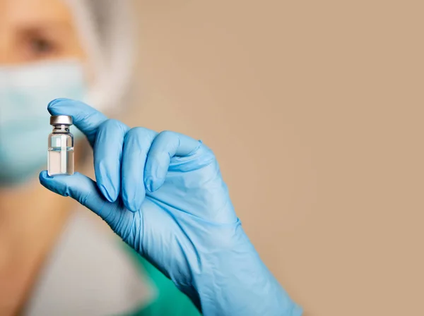 Female Nurse Medical Mask Holding Bottle Coronavirus Vaccine Injection — Stock Photo, Image