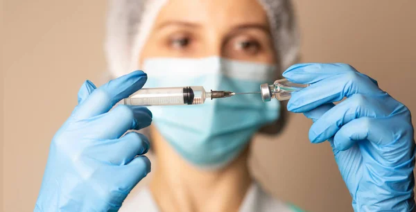 Woman Doctor Wears Mask Gloves Filling Syringe Coronavirus Vaccine Hospital — Stock Photo, Image