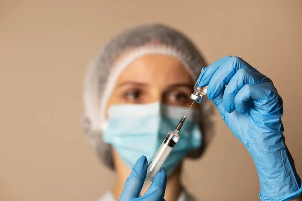 Woman Doctor Mask Filling Syringe Coronavirus Vaccine Hospital Closeup Shot — Stock Photo, Image