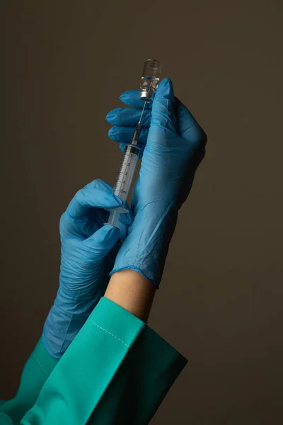 Woman Doctor Gloves Prepares Syringe Immunization Covid Closeup Shot — Stock Photo, Image
