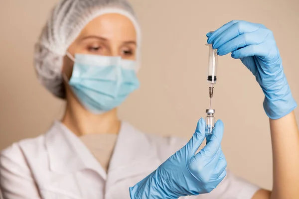 Woman Nurse Wears Surgical Mask Holding Syringe Covid Vaccine Injection — Stock Photo, Image