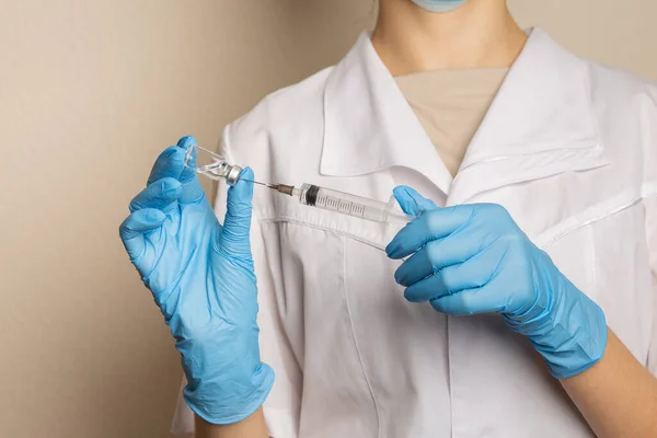 Female Doctor Medical Gown Latex Gloves Holding Syringe Vaccine Ready — Stock Photo, Image