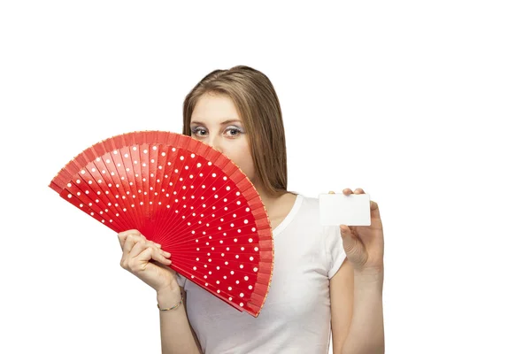 Красивая девушка с бумажным вентилятором — стоковое фото