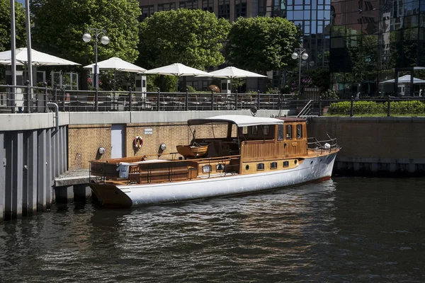 Barco en el río — Foto de Stock